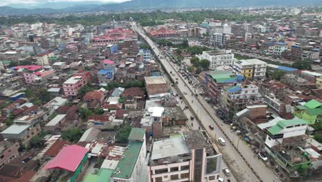 toma aérea de drones de la carretera cerca del mercado imphal en manipur, india