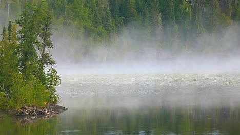 Aguas-Límite-Mañana-Brumoso-Lago