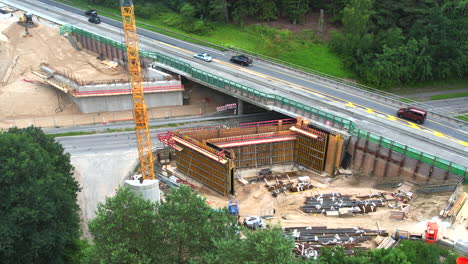 Se-Construye-Un-Nuevo-Puente-De-Autopista-Junto-A-Una-Autopista.