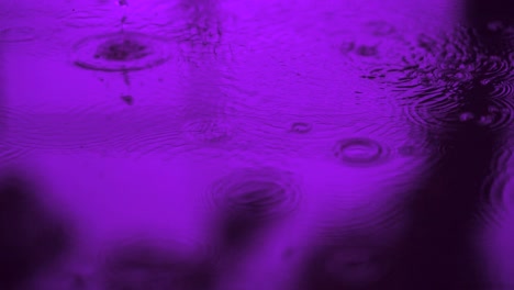 agua en movimiento lento gotas de lluvia cayendo sobre el agua sobre el suelo, hermosa superficie azul onda papel tapiz abstracto, patrón de círculo en el suelo, salpicaduras de gota de lluvia caendo y goteando en el suelo mojado