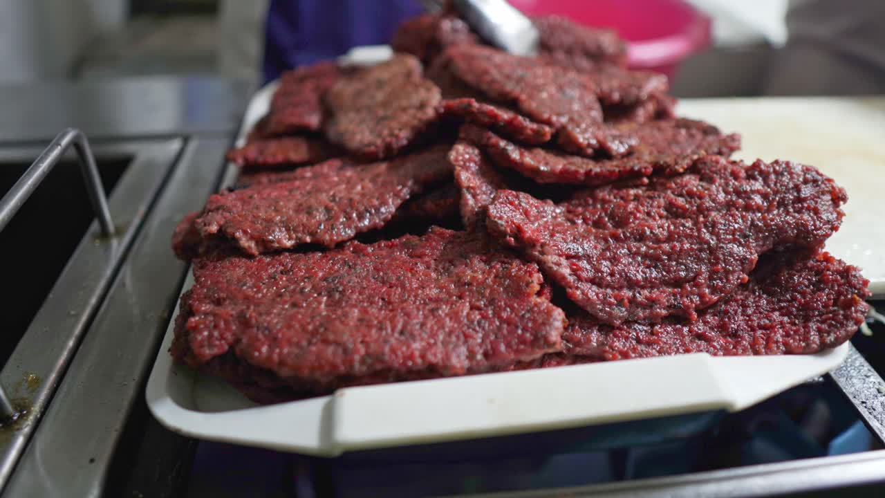 Carne marinata nel chimichurri. Ripresa a mano.