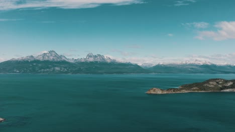 Paisaje-Tranquilo-De-Montañas-Y-Océano-En-Tierra-Del-Fuego,-Argentina,-Patagonia---Disparo-De-Drones