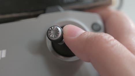 Nahaufnahme-Der-Joystick-Bewegungen-Einer-Drohnen-Fernbedienung