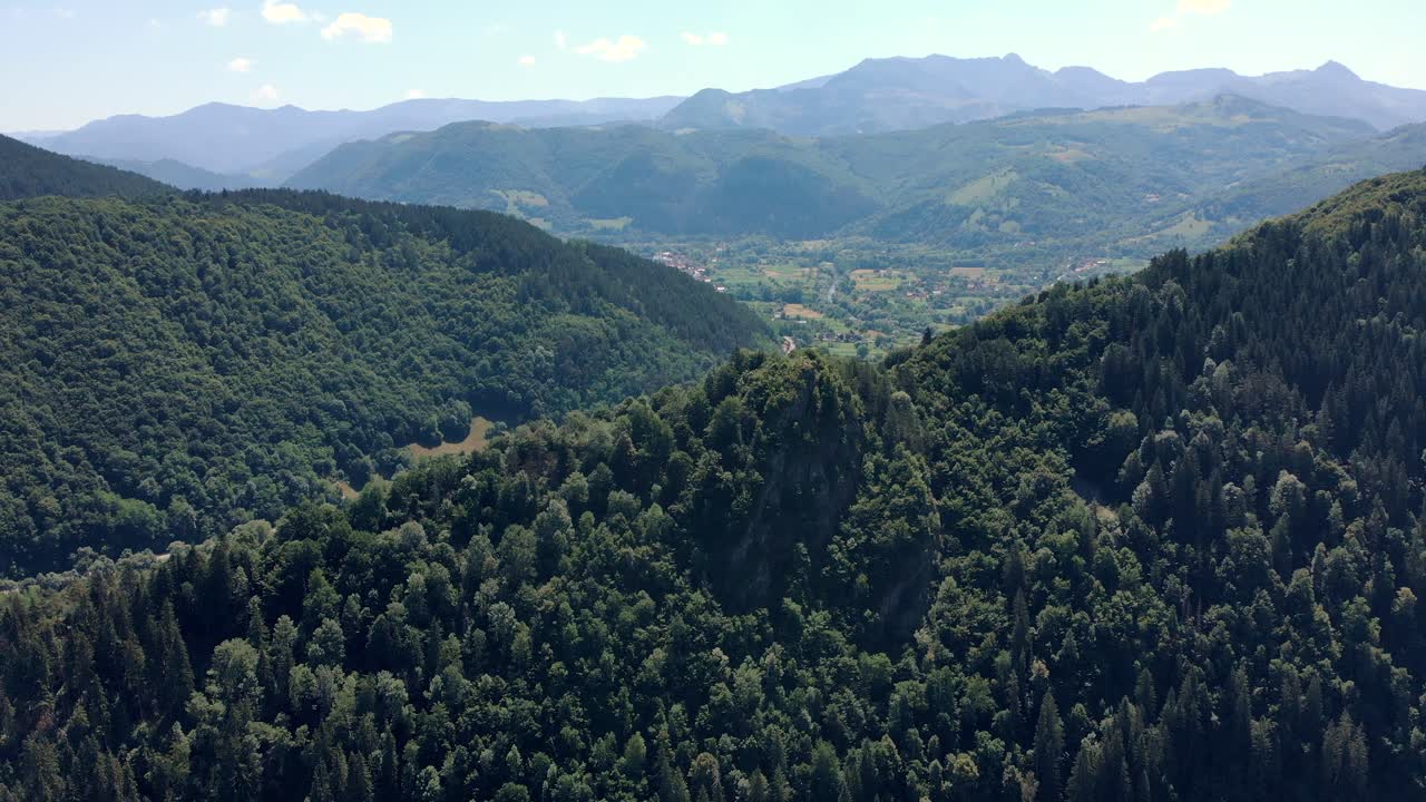 vistas panorámicas a la montaña con un exuberante bosque verde en rumania - toma aérea