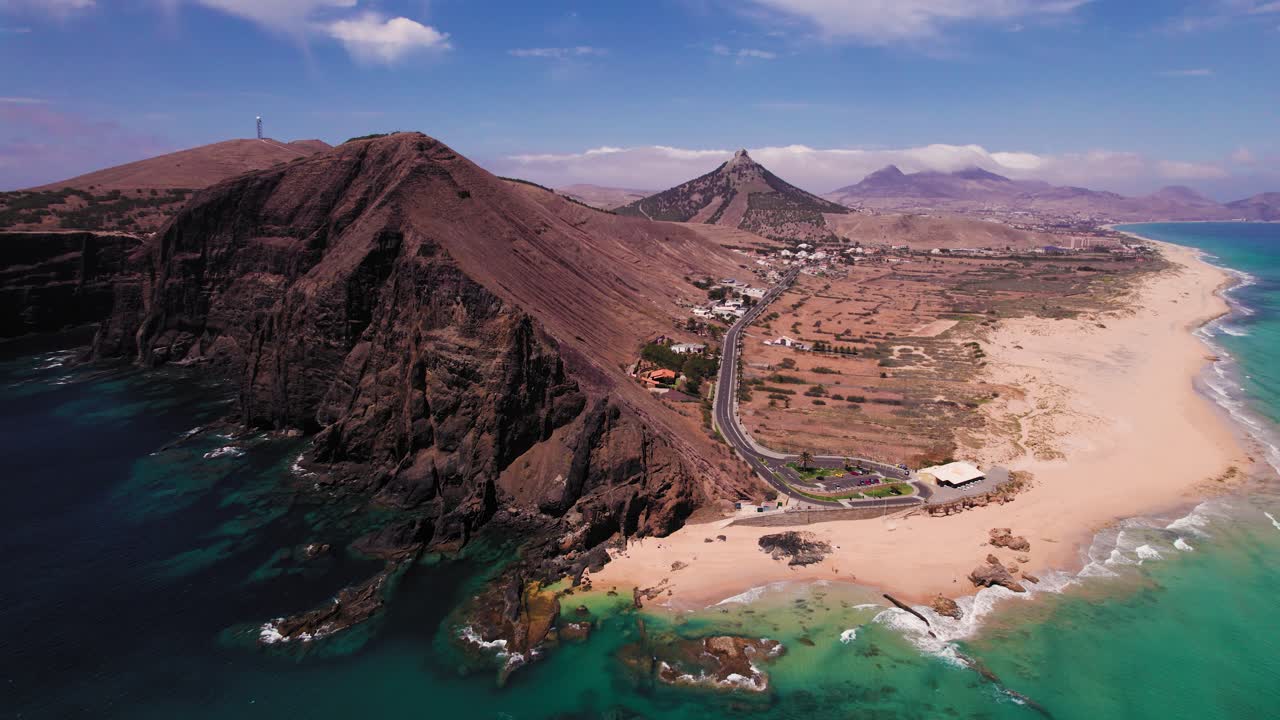 Vista aerea del punto estremo di Ponta da Calheta sull'isola di Porto Santo, Portogallo.