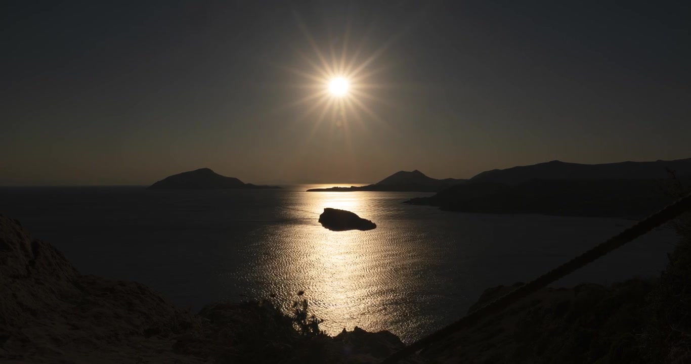 Pôr do Sol Dourado Sobre o Mar Calmo e Ilhas Distantes