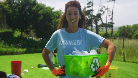 voluntarios recogiendo basura y reciclando