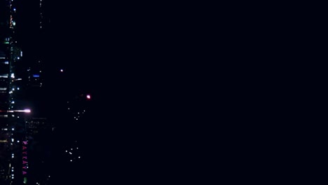 Abstrakter-Farbiger-Echter-Feuerwerkshintergrund-Mit-Großer-Leuchtender-Feuerwerksshow-Mit-Bokeh-lichtern-Am-Nachthimmel