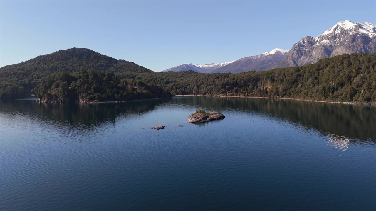Riprese aeree in discesa a Villa Tacul sul Lago Nahuel Huapi, con panoramica sulle Ande.