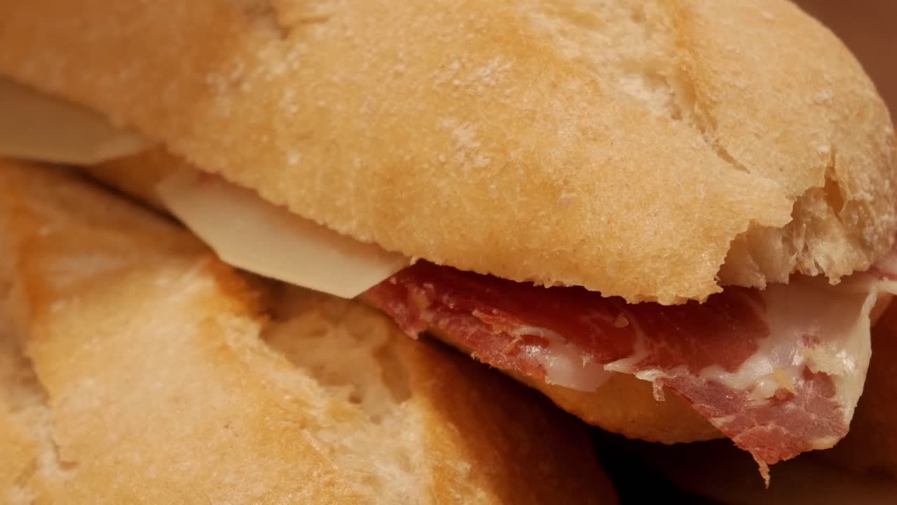 Delizioso bocadillo con jamon iberico e formaggio su pane fresco