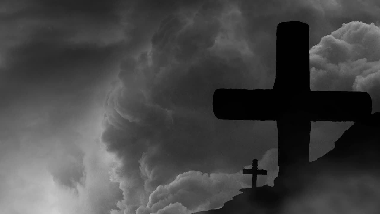 silueta de 4k, dos cruces en las afueras del fondo de tormenta eléctrica de la colina rocosa