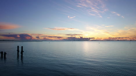 在日落時,無人機在海上飛行的空中景色,在日出時的海面滑動的空中射擊