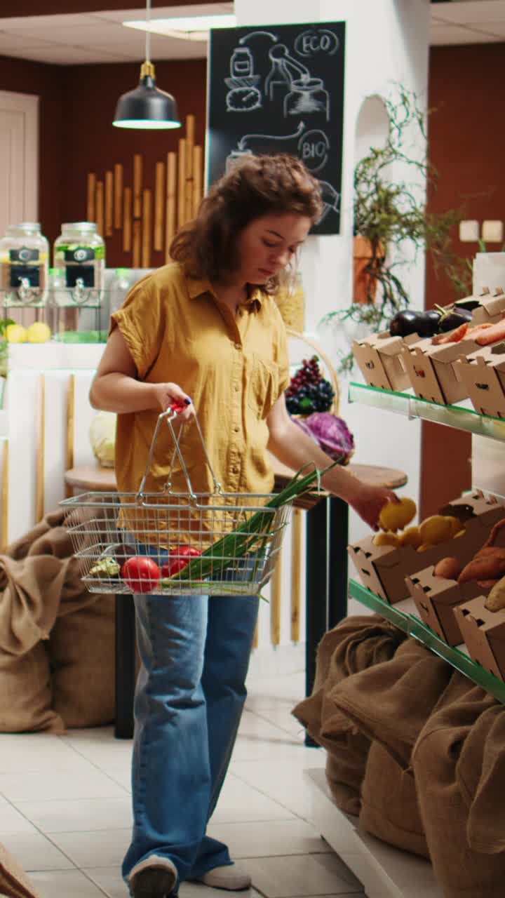 Video verticale di un supermercato biologico affollato di clienti
