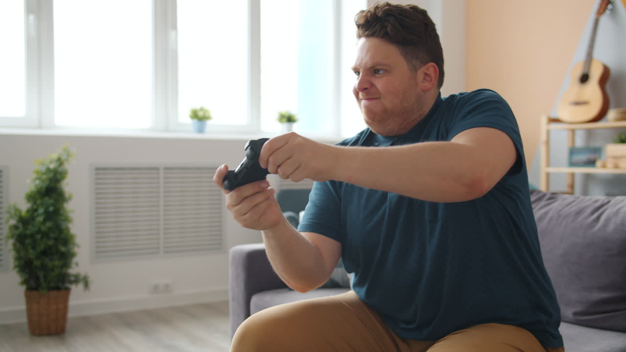 집에서 비디오 게임을 하는 남자