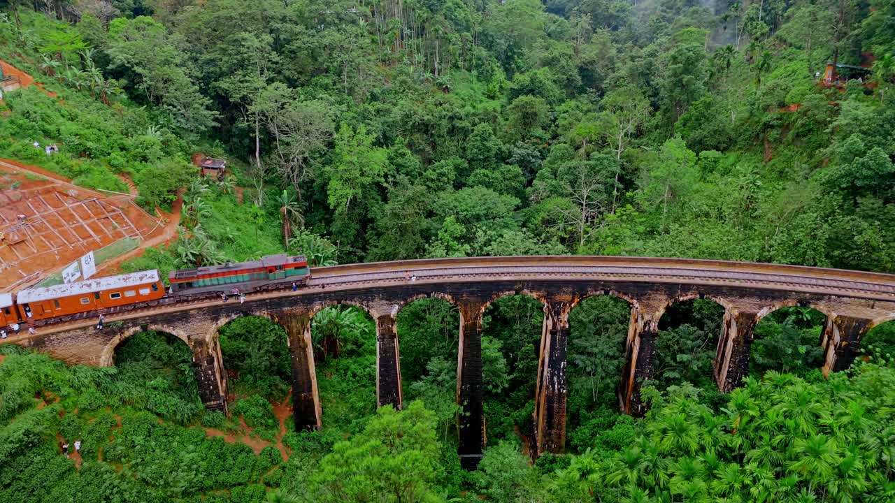 Impresionantes imágenes aéreas de un tren cruzando un puente escénico en Ella, Sri Lanka