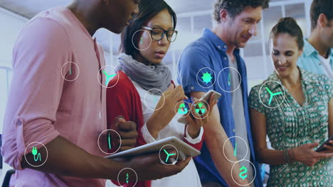 animación de iconos de ecología sobre diversos colegas que usan tableta en la oficina