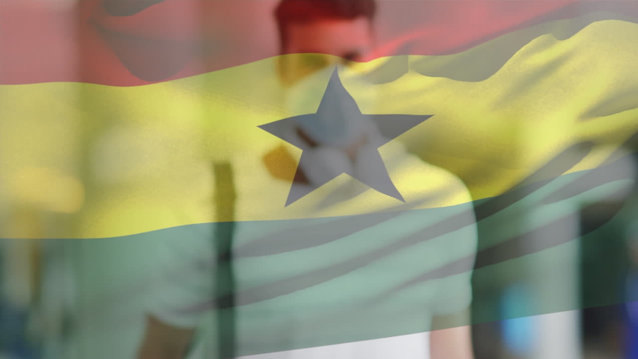 animación de la bandera de ghana ondeando sobre un hombre latino con máscara facial en la calle de la ciudad