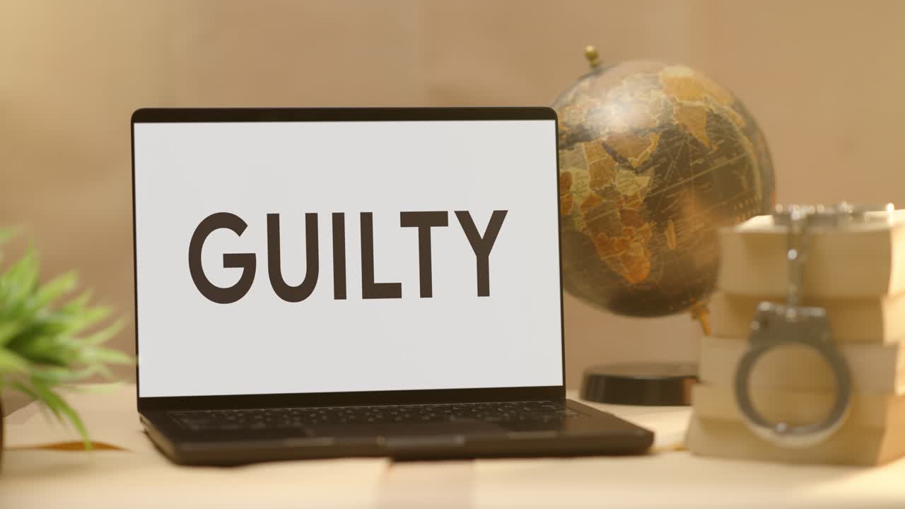 유죄가 법적인 노트북 화면에 표시됩니다.