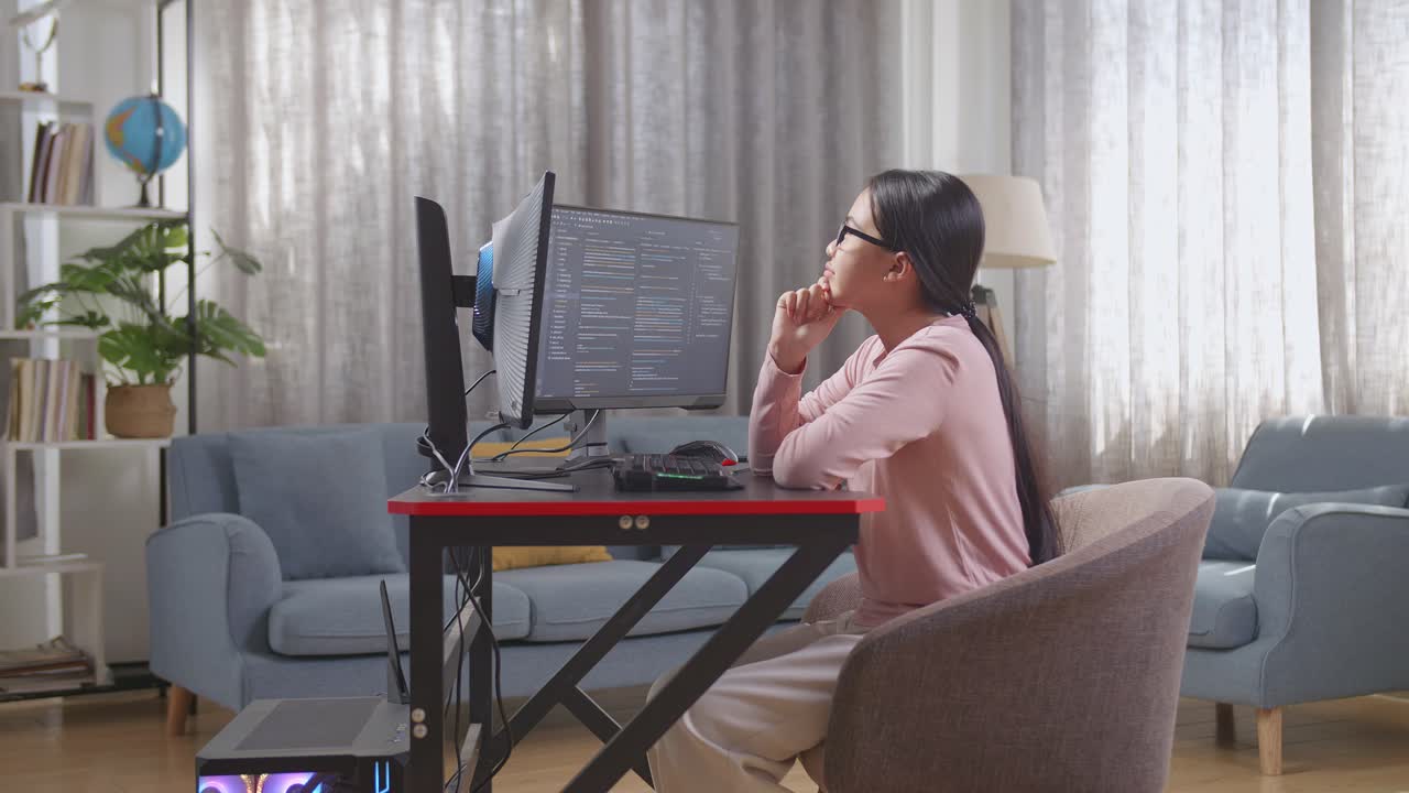 가정에서 코딩하는 여성