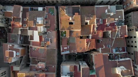 Eine-Ruhige-Draufsicht-Auf-Ein-Viertel-In-Tarragona,-Spanien,-Das-In-Das-Morgenlicht-Getaucht-Ist