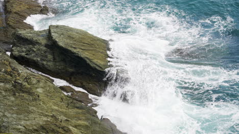 olas del mar chocando contra las rocas
