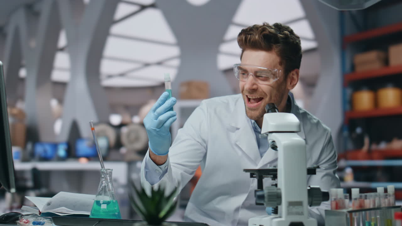 especialista en bioquímica feliz trabajando en el laboratorio de cerca. científico emocionado