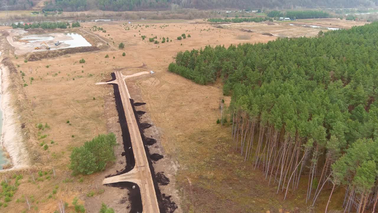 новая гравийная дорога в лесном массиве, съемка с беспилотника