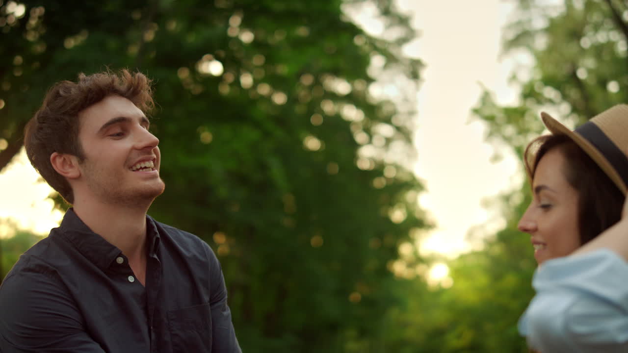 흥분 된 커플 이 야외 에서 도로 에 뛰어다니고 있다. 여자 와 남자 는 자연 에서 재미 를 느끼고 있다