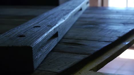 hombre construyendo una mesa de madera