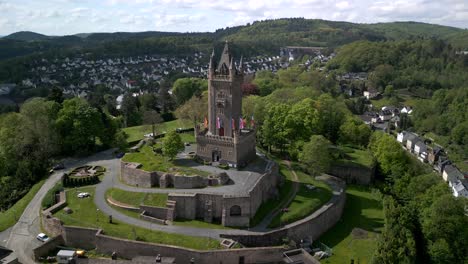 Drohnenflug-Um-Den-Sehr-Berühmten-Historischen-Wilhelmsturm-Der-Stadt-Dillenburg-In-Deutschland