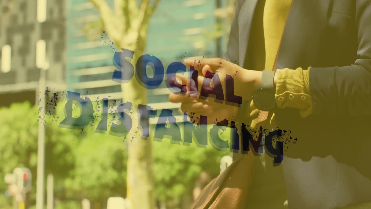 animación del texto de distanciamiento social sobre una mujer desinfectando sus manos