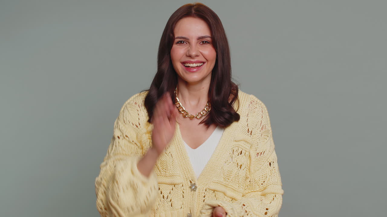 mujer bonita sonriente divertida señalando con el dedo a la cámara, riendo en voz alta anécdota chiste divertido