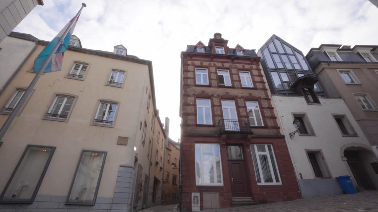 룩셈부르크 외무부 외부 룩셈부르크 국기, 룩셈부르크 시, 낮은 각도 와이드 샷