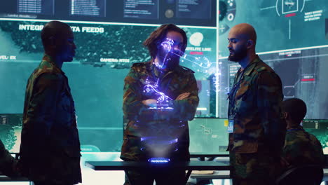 soldados militares mirando la simulación de realidad aumentada del equipo enemigo