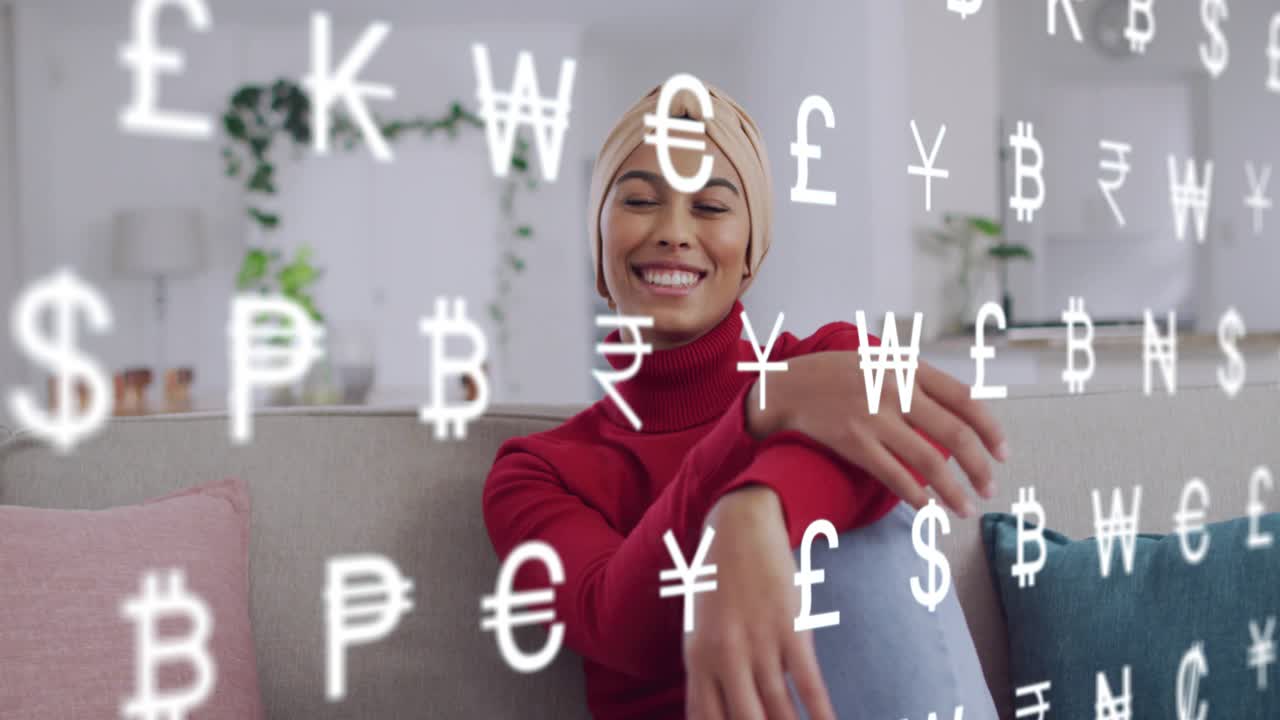 Mulher no sofá sorrindo, movimentando-se enquanto símbolos de moedas flutuantes obscurecem parcialmente o rosto, mostrando finanças.