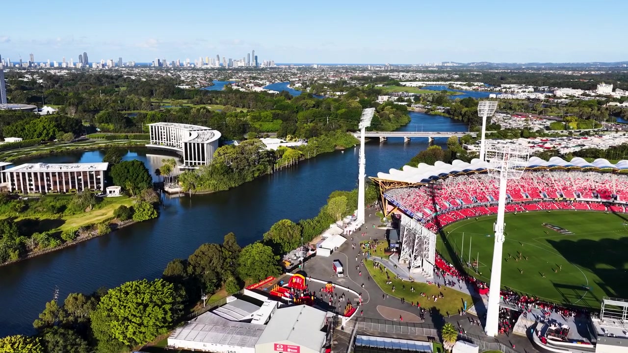 Vista aerea di uno stadio sportivo e del paesaggio urbano circostante