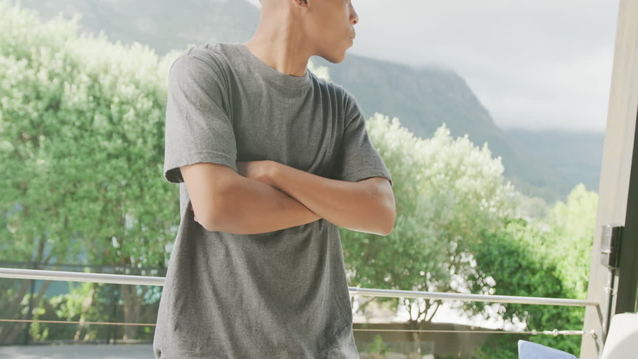 아프리카계 미국인 남자가 복사 공간과 함께 회색 티셔츠를 입은 느린 동작 비디오