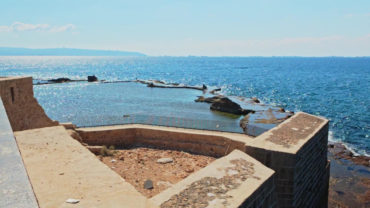 Anciens remparts de la ville d'Akko surplombant la mer Méditerranée