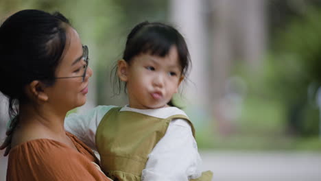 Asiatische-Familie-Im-Park