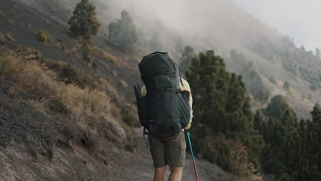 Mochileros-Caminando-En-La-Aventurera-Caminata-De-Montaña-Del-Volcán-Acatenango-En-Guatemala,-América-Central