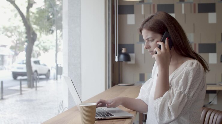 Professionista freelance serio che parla al cellulare