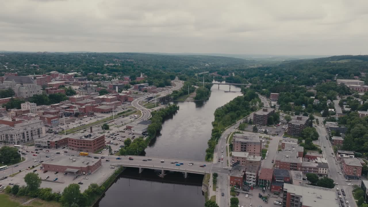 el río magog fluye a través del centro de sherbrooke en canadá.
