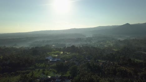 Gran-Paisaje-Brumoso-En-La-Mañana-En-Asia-O-Bali-Filmado-Con-Drones-En-4k