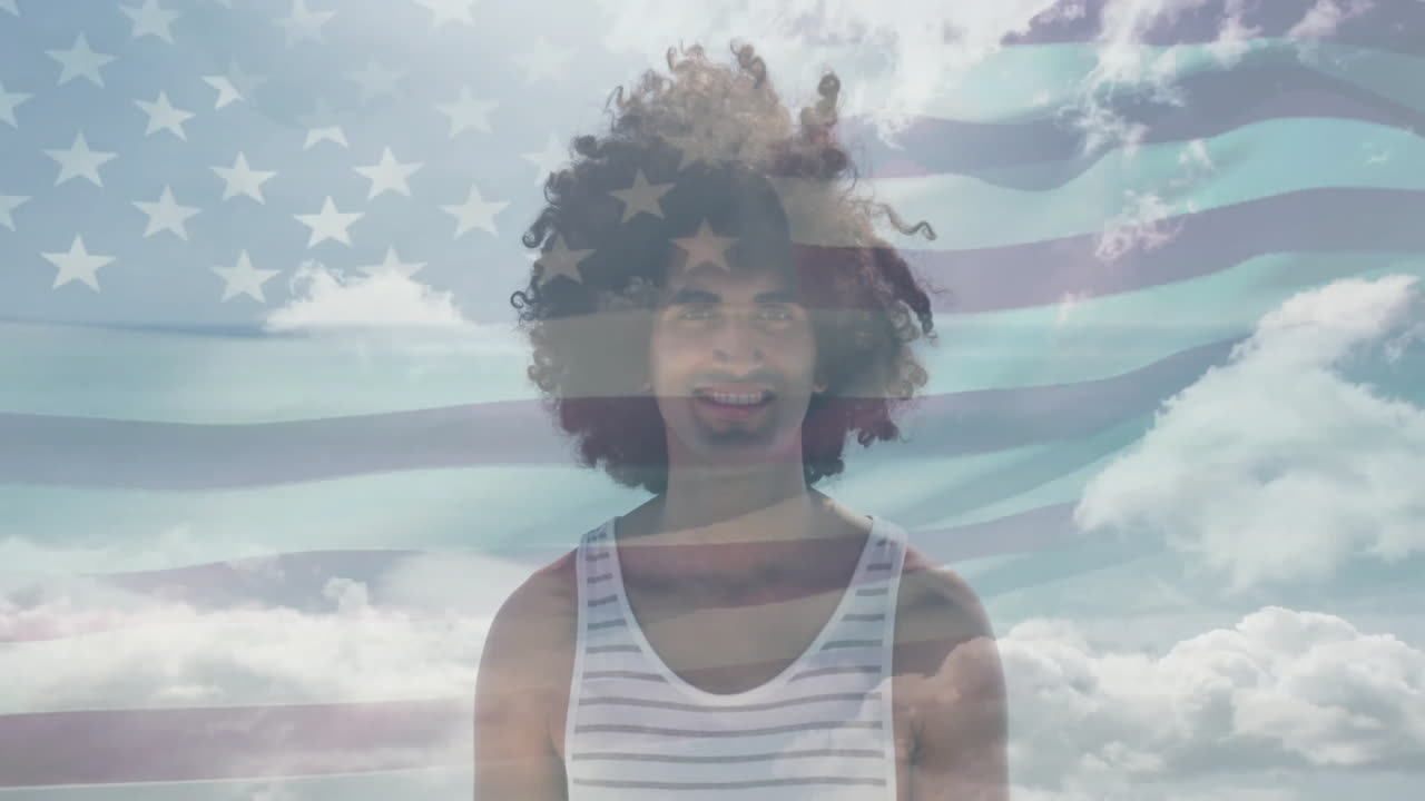 animación de la bandera de los estados unidos sobre un hombre afroamericano sonriente en la playa