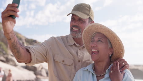 Pareja-Mayor,-Playa-Y-Paz-Selfie-Mientras-Feliz