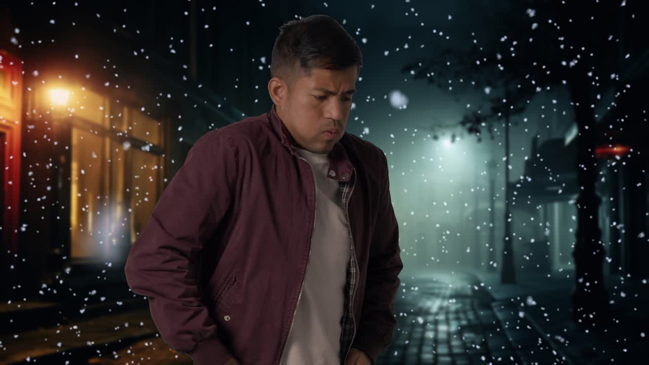 차가워서 떨고 있는 평범하게 옷을 입은 젊은 남자가 야외에서 눈 속에서 코트를 고 있다.