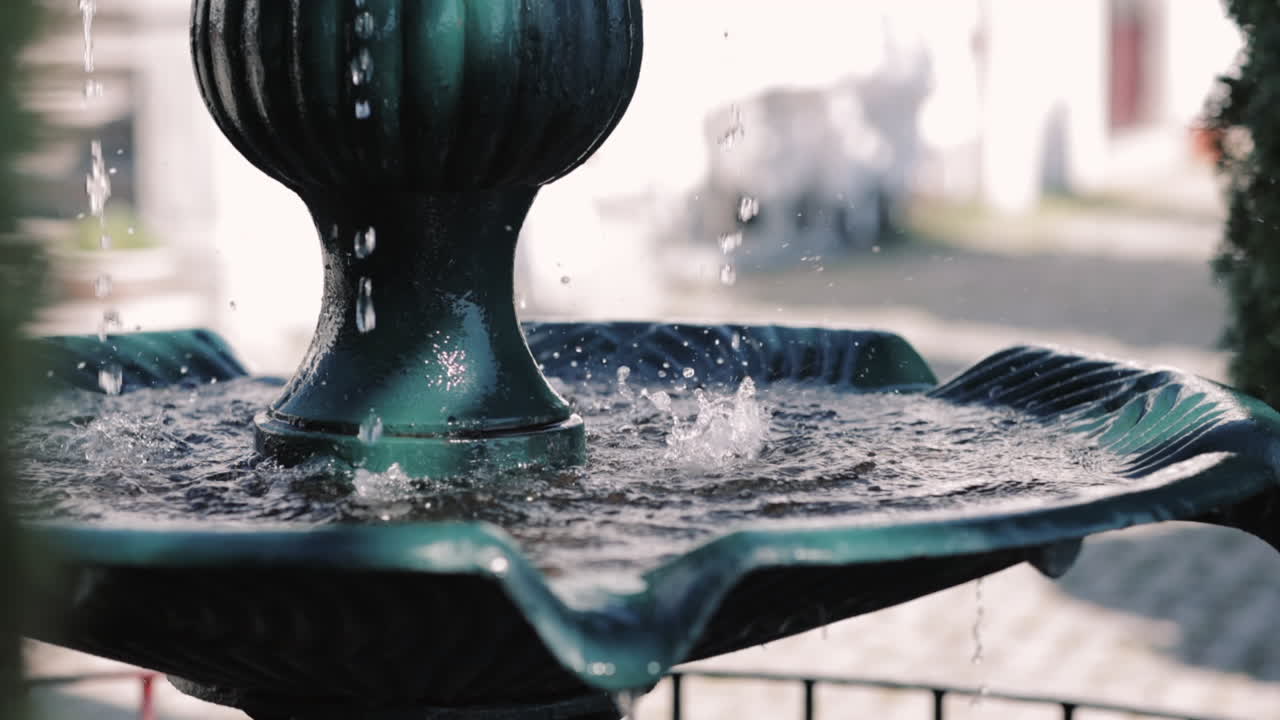 장식 된 야외 분수 에서 물 이 아지는 것