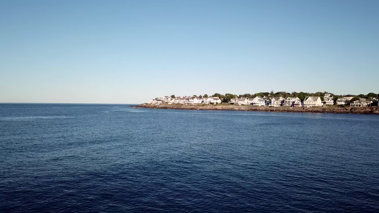 미국 메인 주 케이프 네딕과 요크 근처의 짧은 모래 해변에 있는 바다 해안선과 주택의 공중 드론 비디오