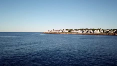 video aéreo de drones de la costa oceánica y casas en la playa de arenas cortas cerca de cabo neddick y york, maine, estados unidos de américa