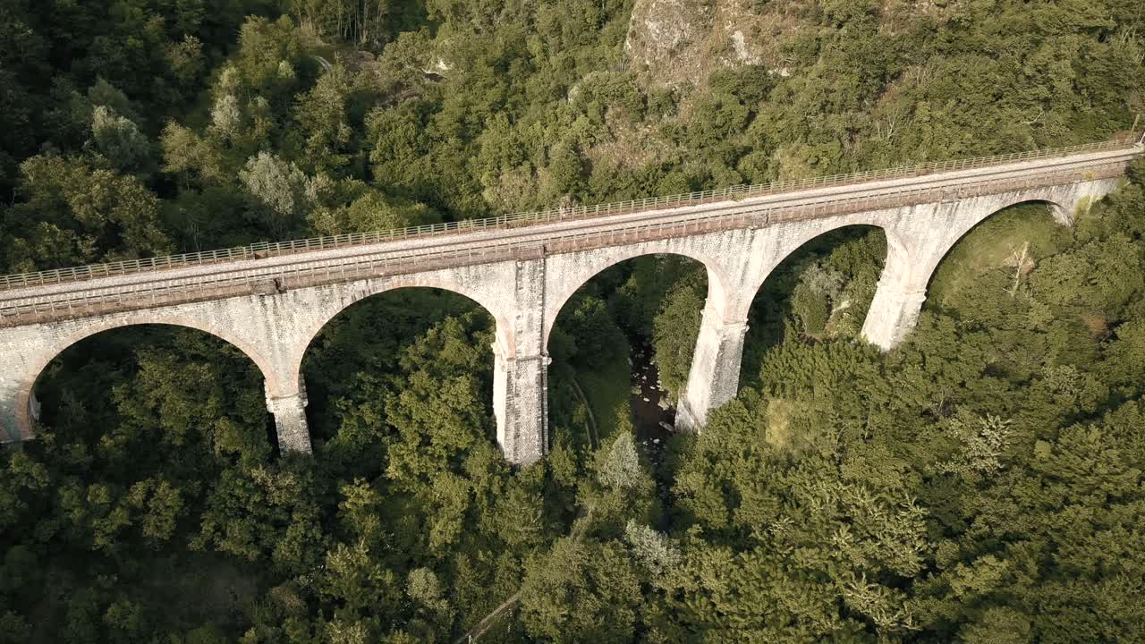 una vista en 4k de un dron que hace zoom en el ponte ferroviario sul fiume serchio, un puente ferroviario cerca de garfagna, una región histórica en el centro de italia